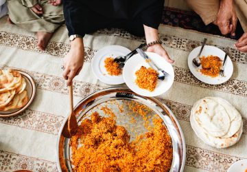 vrouw-eten-opscheppen-ramadan