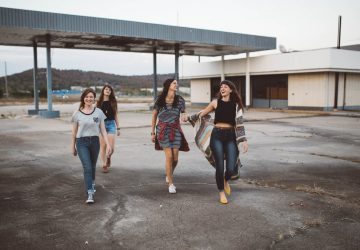 vrouwen-lopen-lachen-vriendschap-verbreken